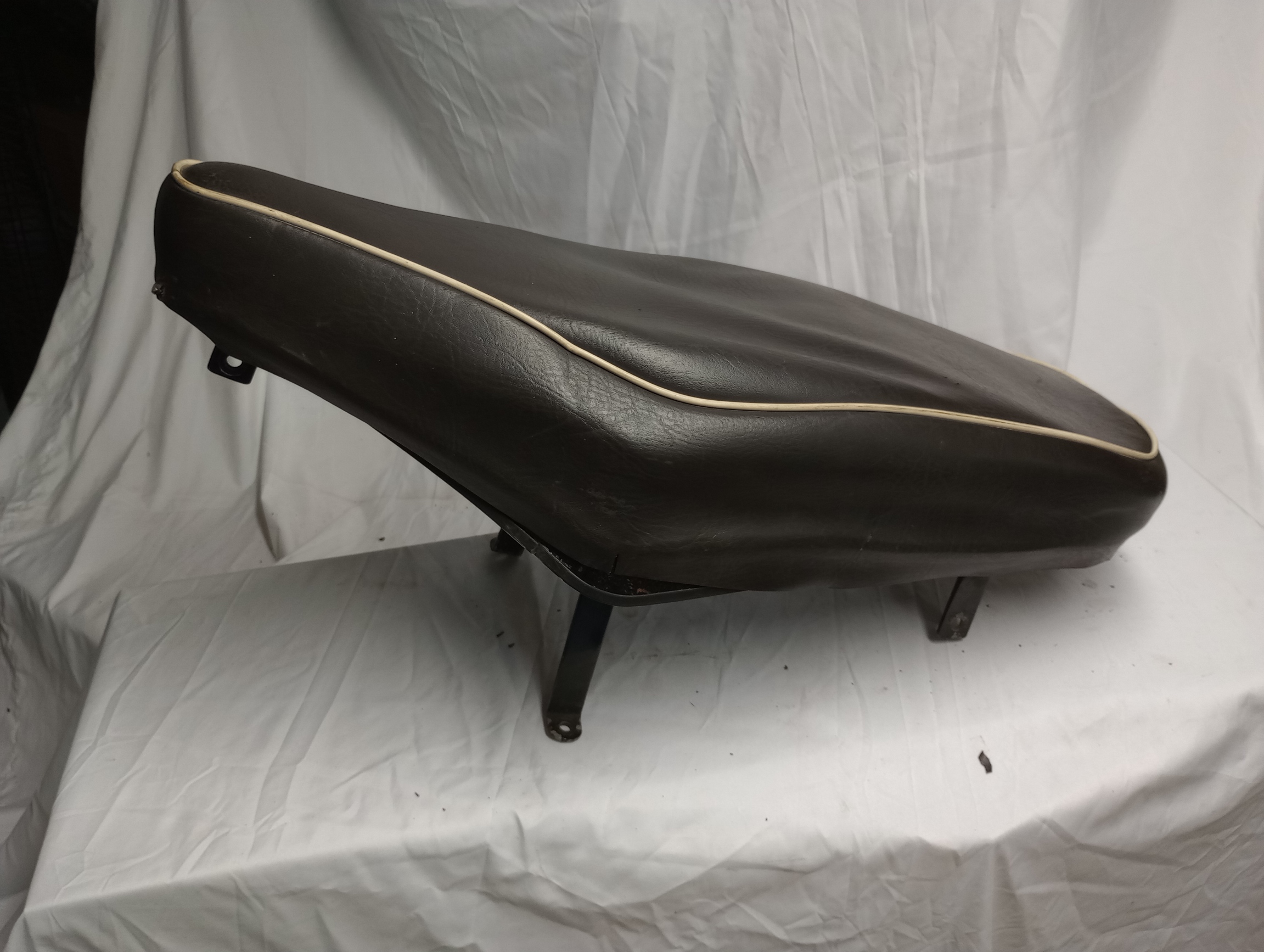 82-3153 SEAT,1950 TRIUMPH 5T, 6T