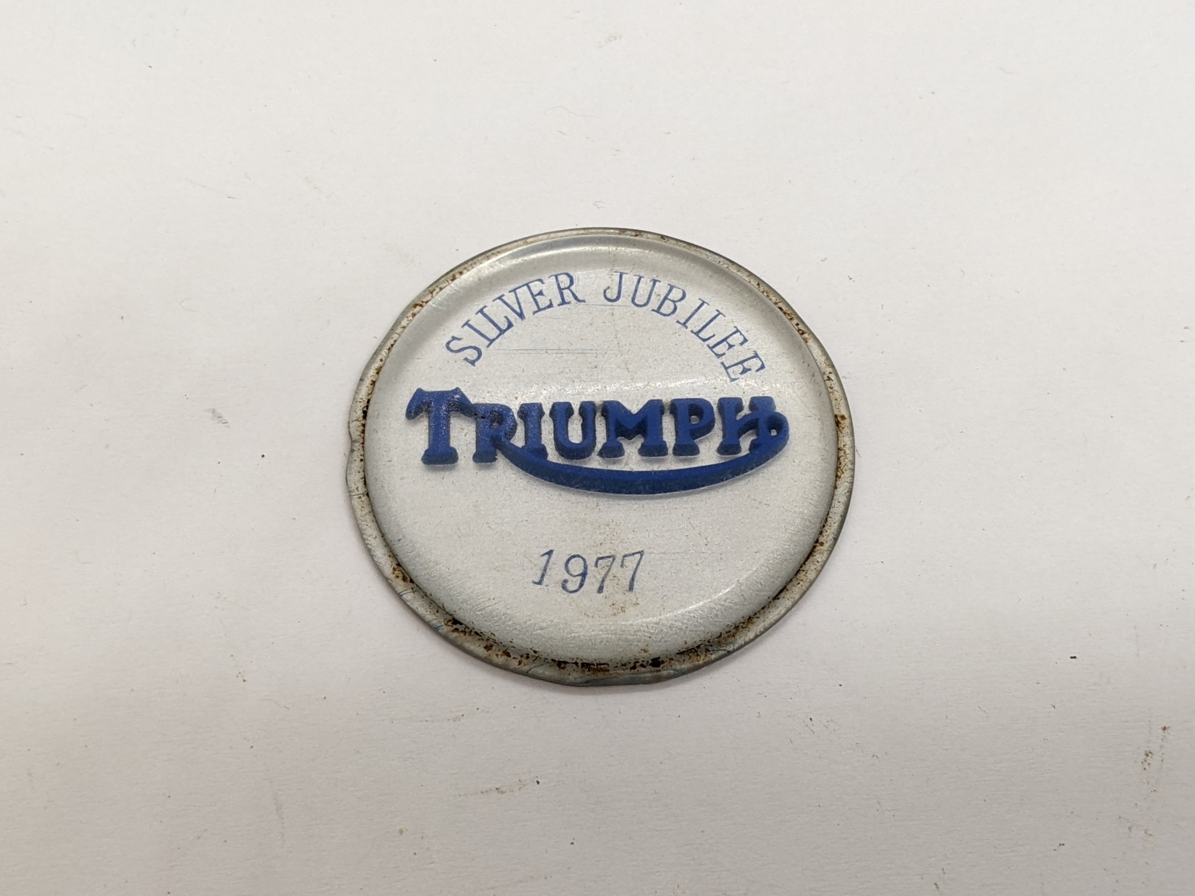 83-7093 Tank Badge, Silver Jubilee 1977 - NOS