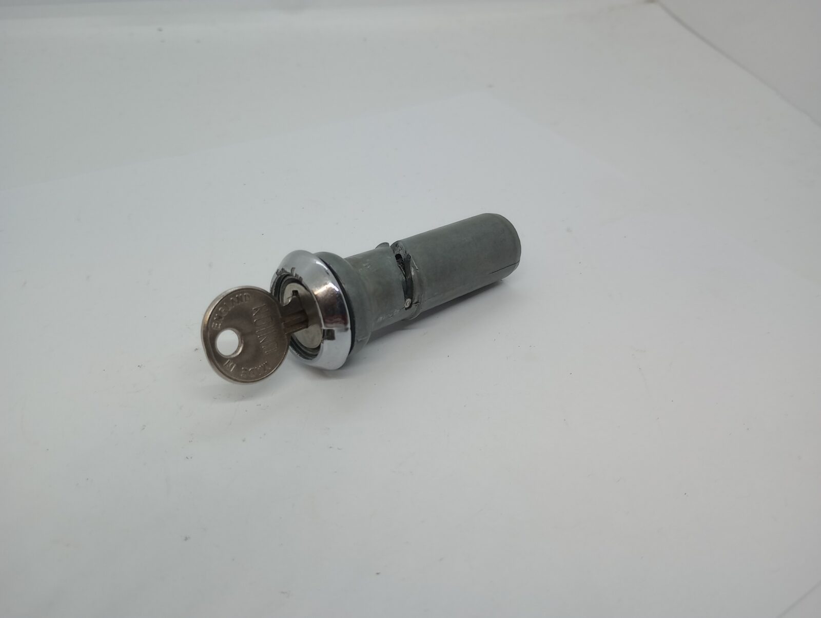 68-5050 STEERING LOCK WITH KEYS BSA A65 A50 NOS - Image 2