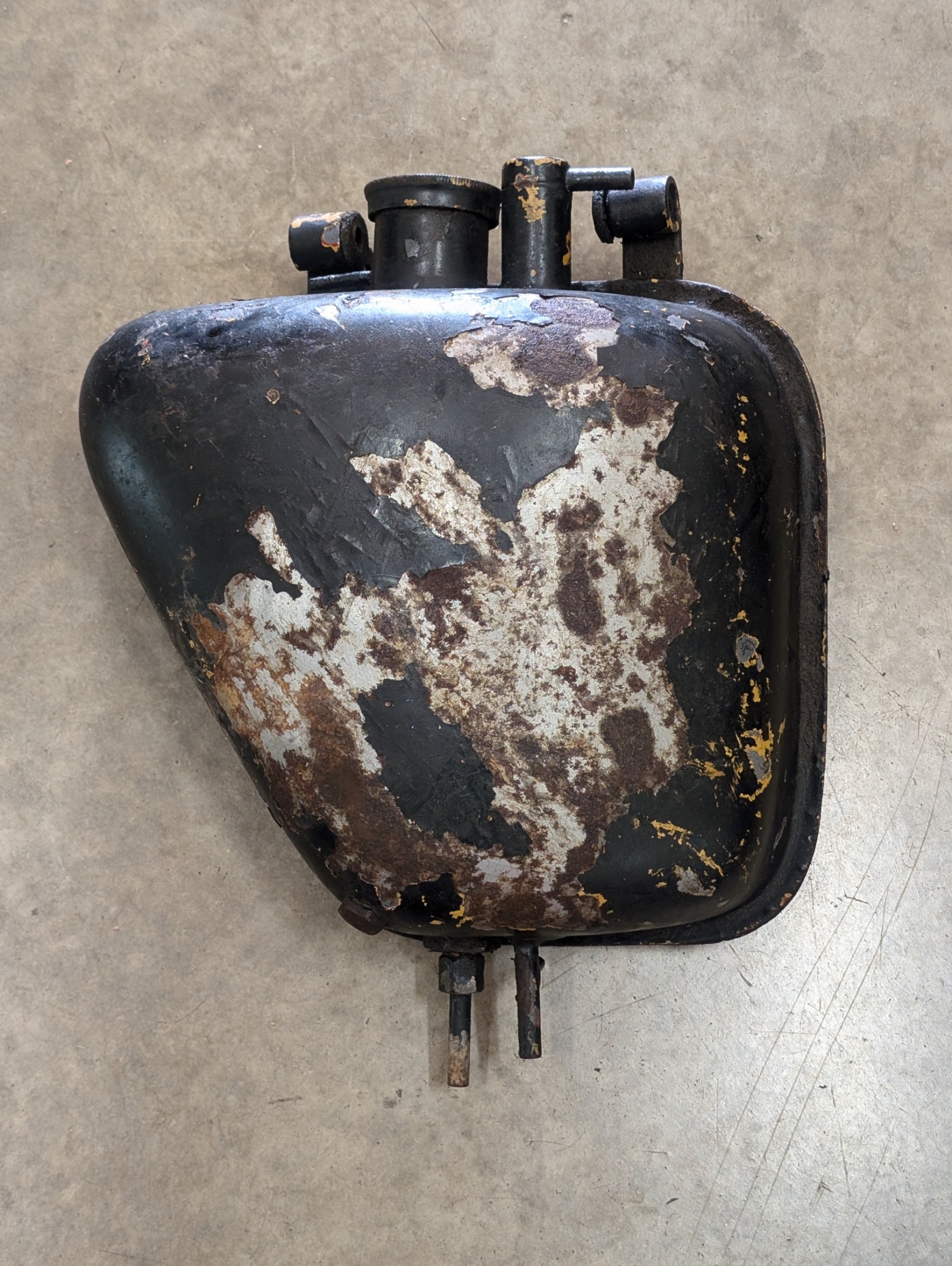 82-6877U1 Oil Tank, Tri 500/650, 1966-1970 - USED #1