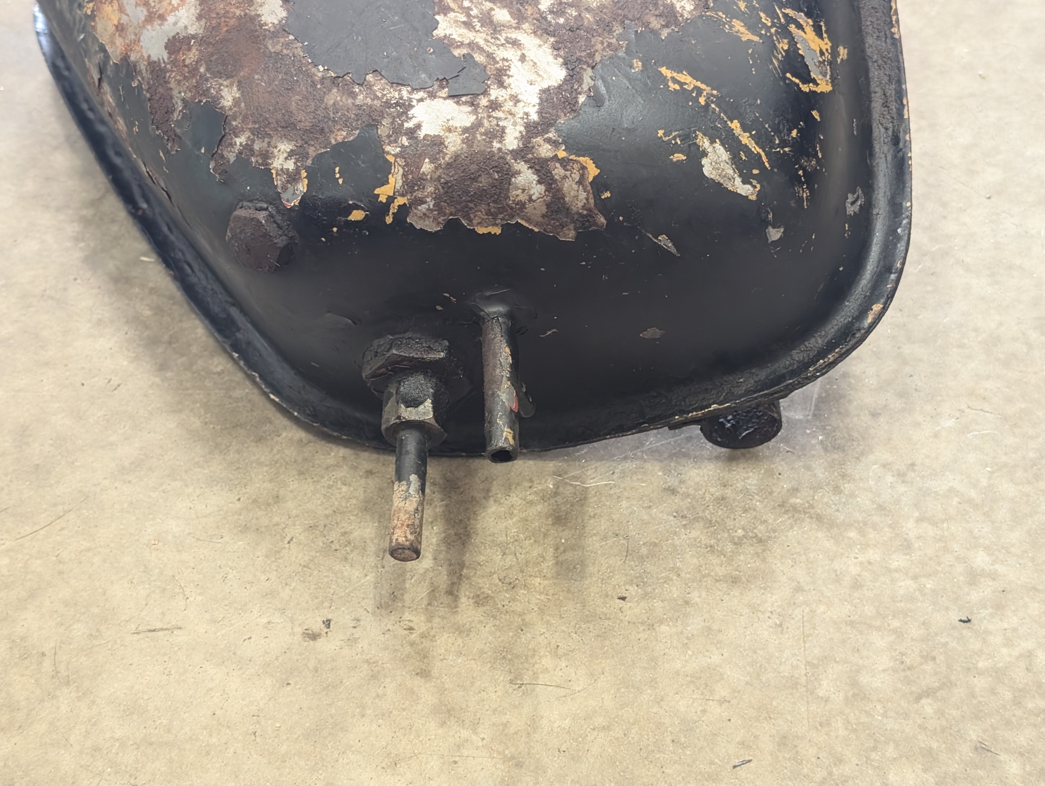 82-6877U1 Oil Tank, Tri 500/650, 1966-1970 - USED #1 2