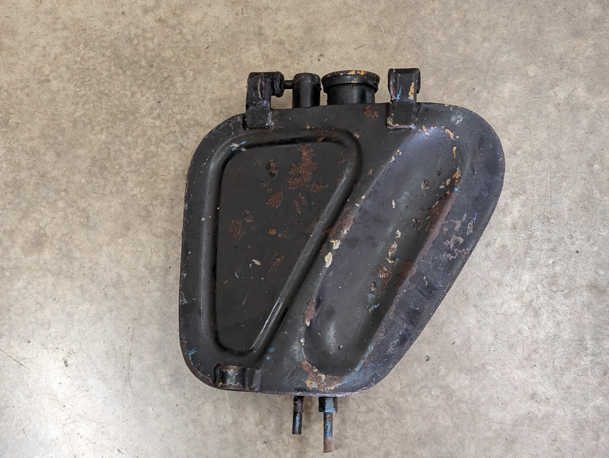 82-6877U1 Oil Tank, Tri 500/650, 1966-1970 - USED #1 4