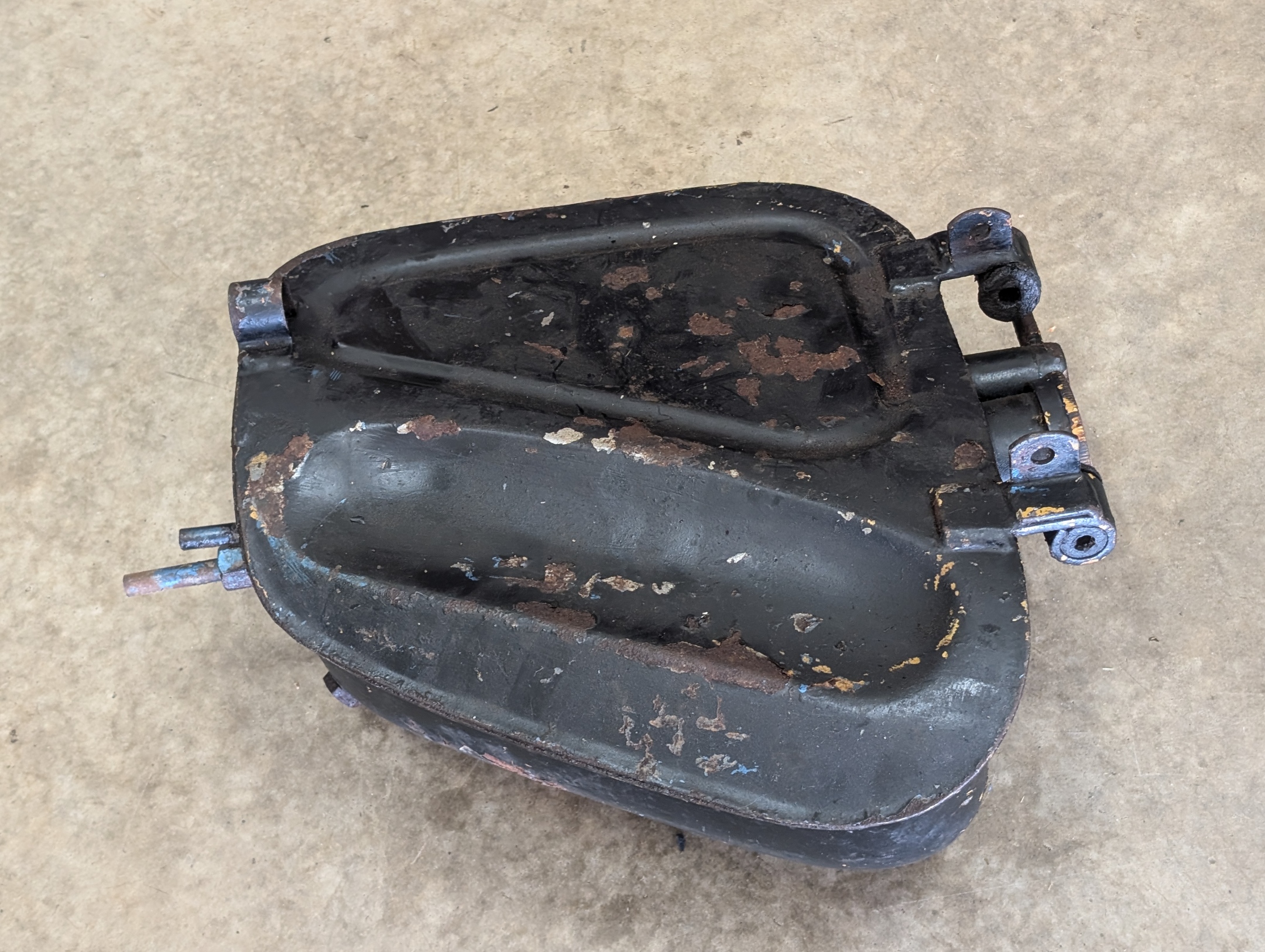 82-6877U1 Oil Tank, Tri 500/650, 1966-1970 - USED #1 5