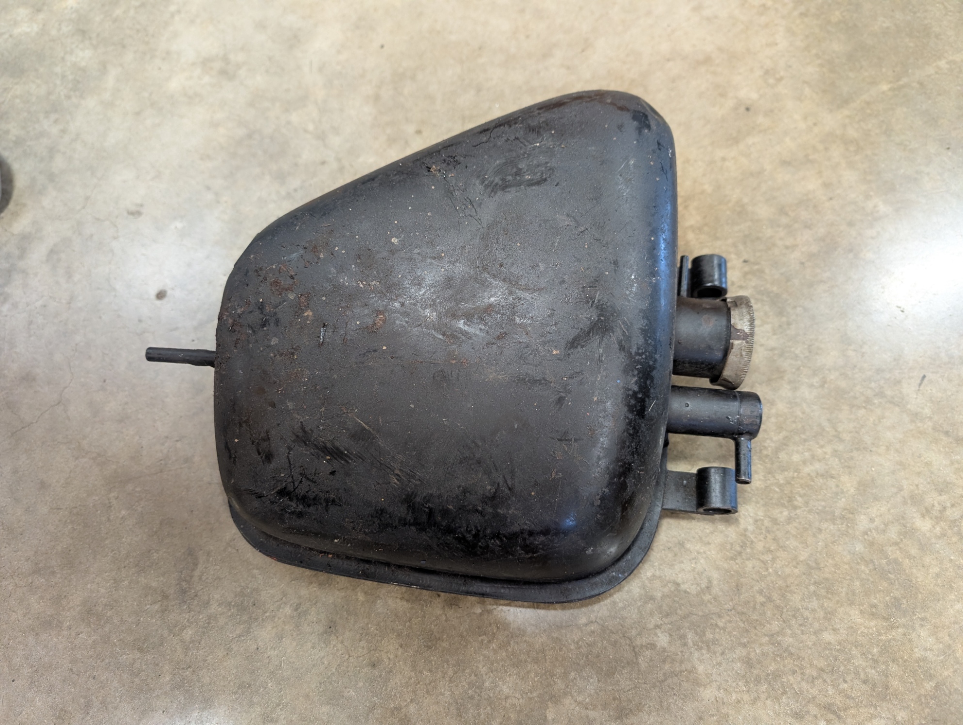 83-1577U Oil Tank, Triumph 500/650 - USED #3