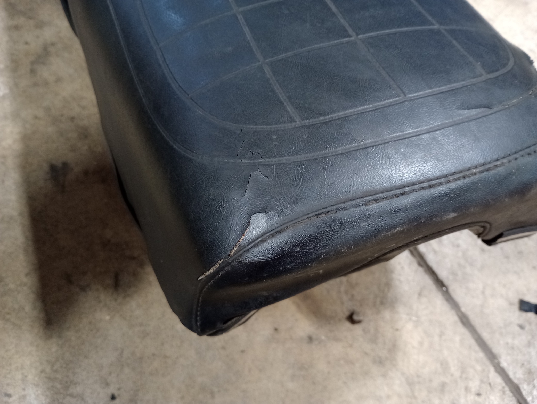 063677U Used Norton Commando Interstate Seat #1 -4