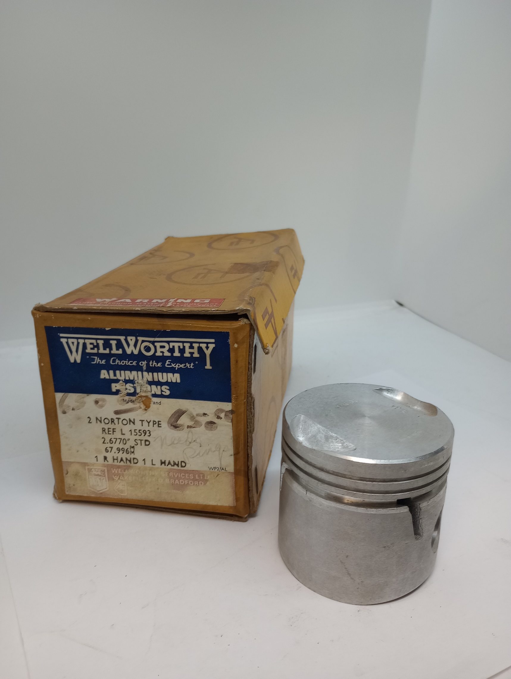 25387/88 NOS Norton 650 Piston Set .STD