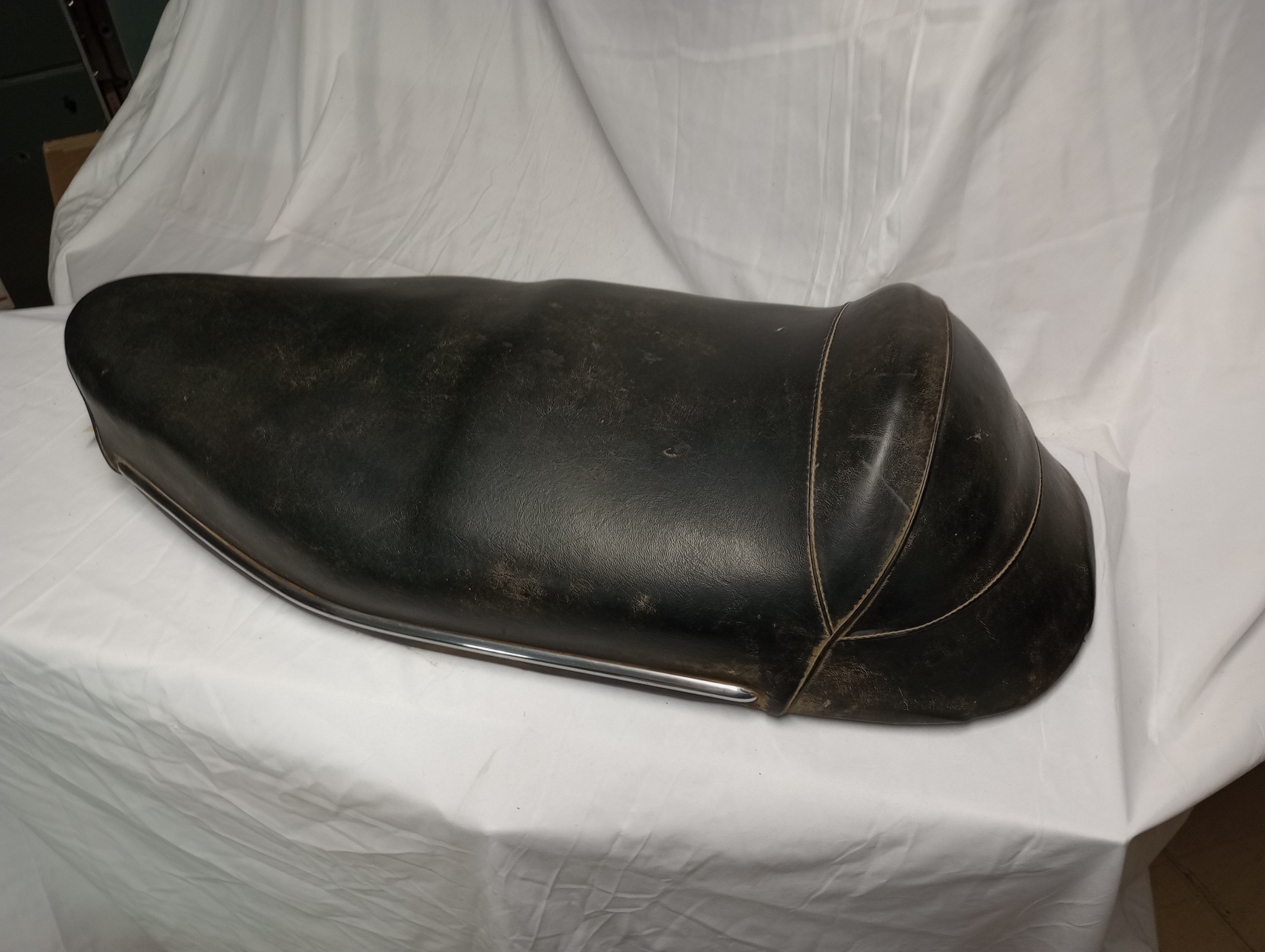 68-9330U BSA A65 Hump Back Seat 1966-1970 - USED #2 - Image 2