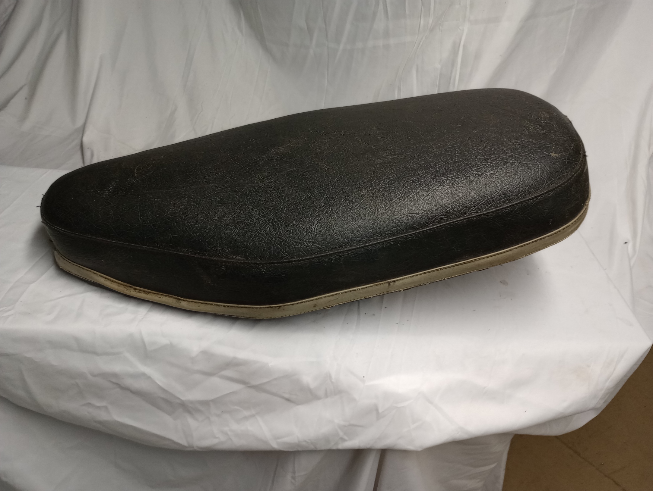 82-4272 Seat, Triumph Cub