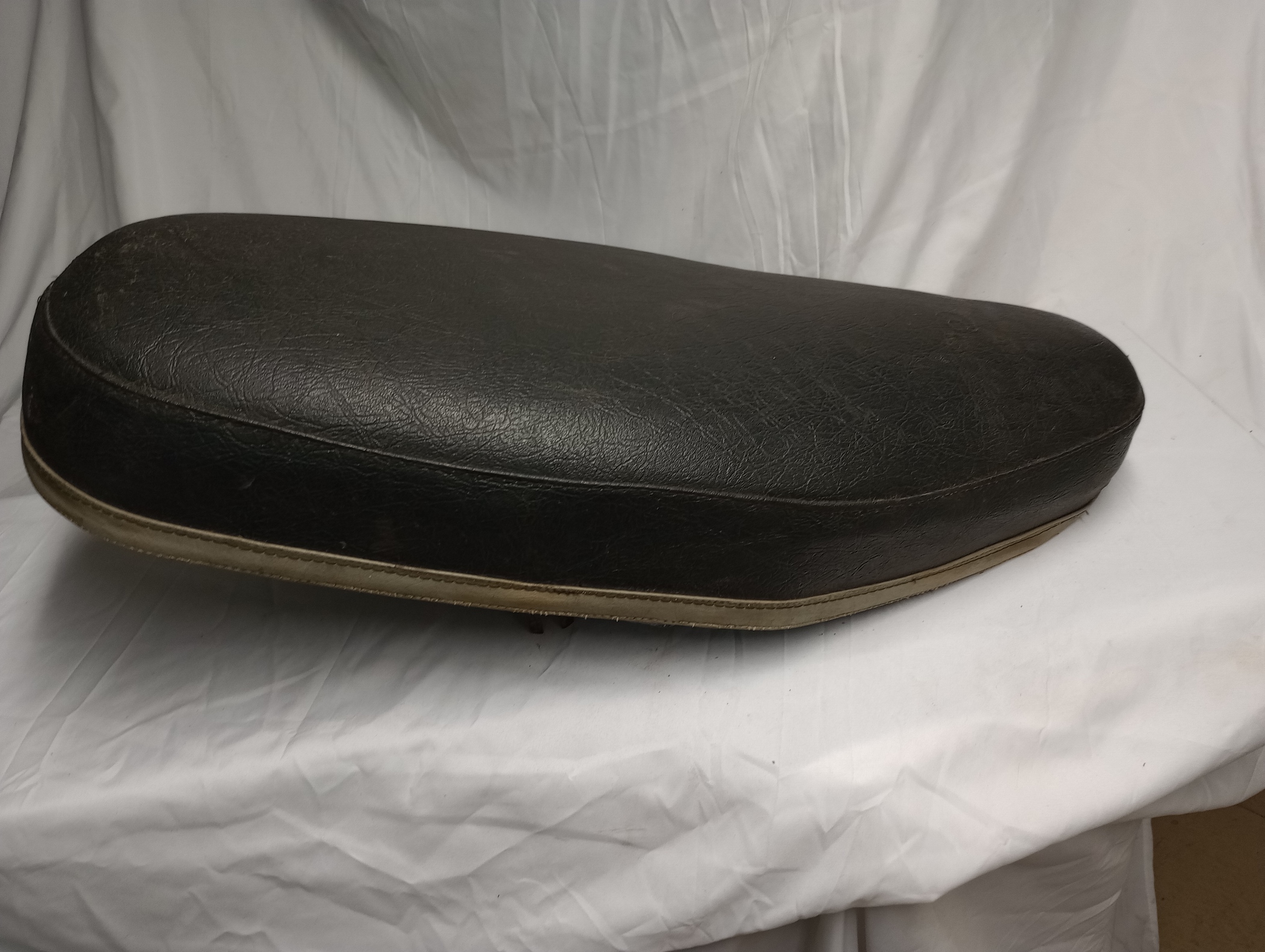 82-4272 Seat, Triumph Cub - Image 2