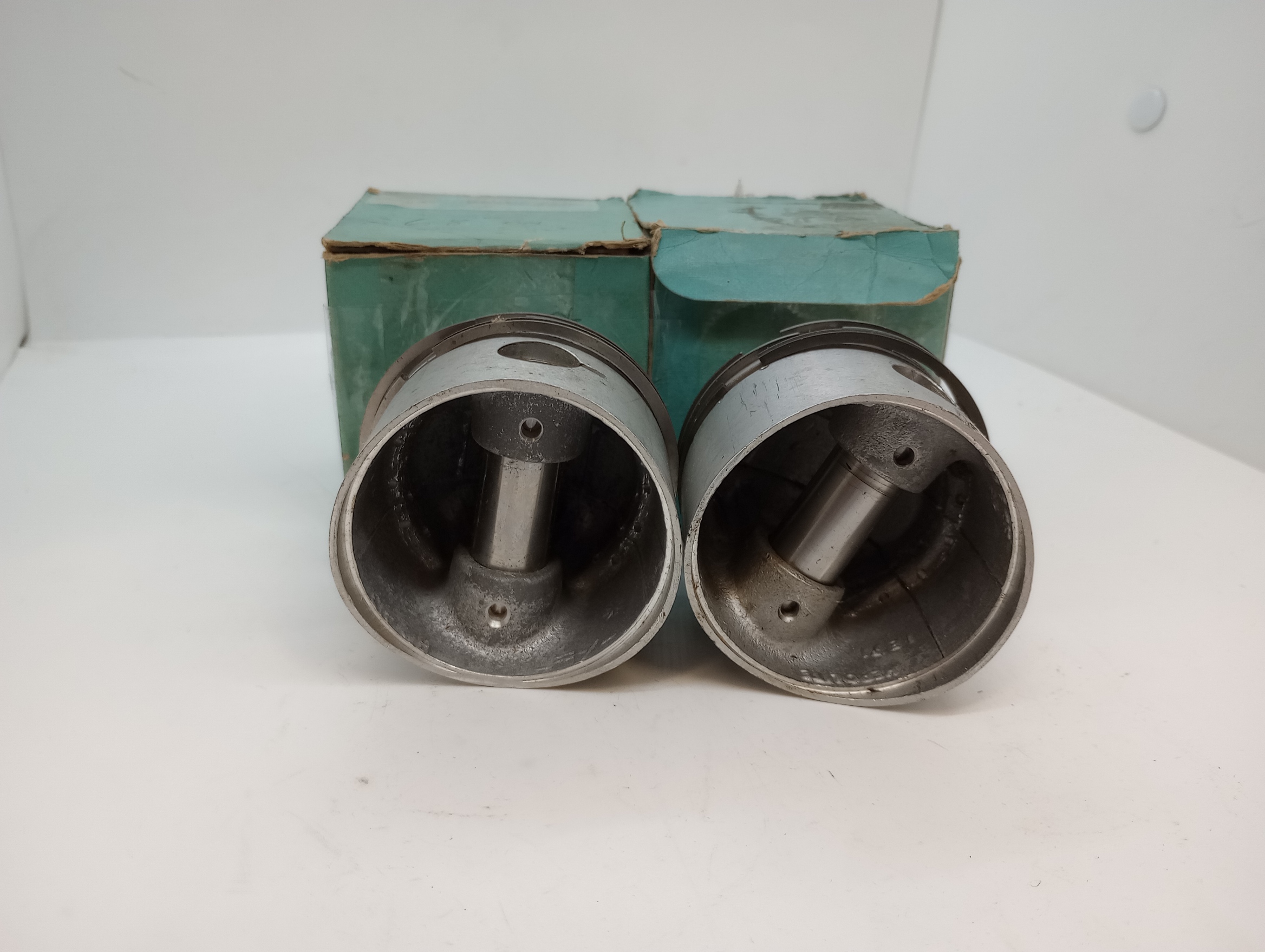 E6884 Piston Set, STD, Triumph T100 500CC, 9 : 1 CR,