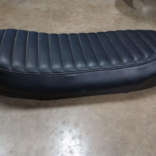 83-3634 WU Seat, Suitcase Latch, Wide Nose, Triumph 1971 - USED