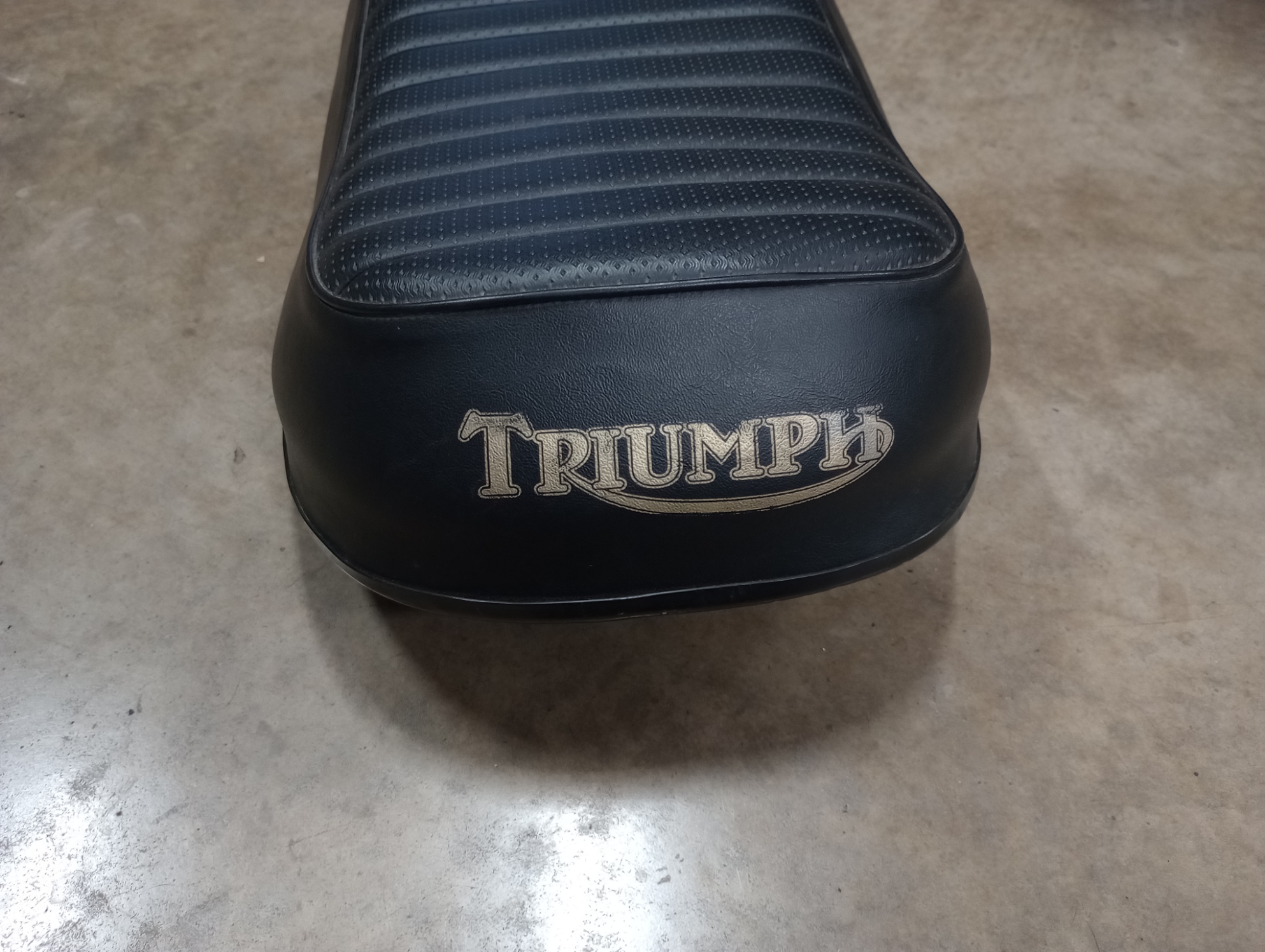 83-3634 WU Seat, Suitcase Latch, Wide Nose, Triumph 1971 - USED - Image 2