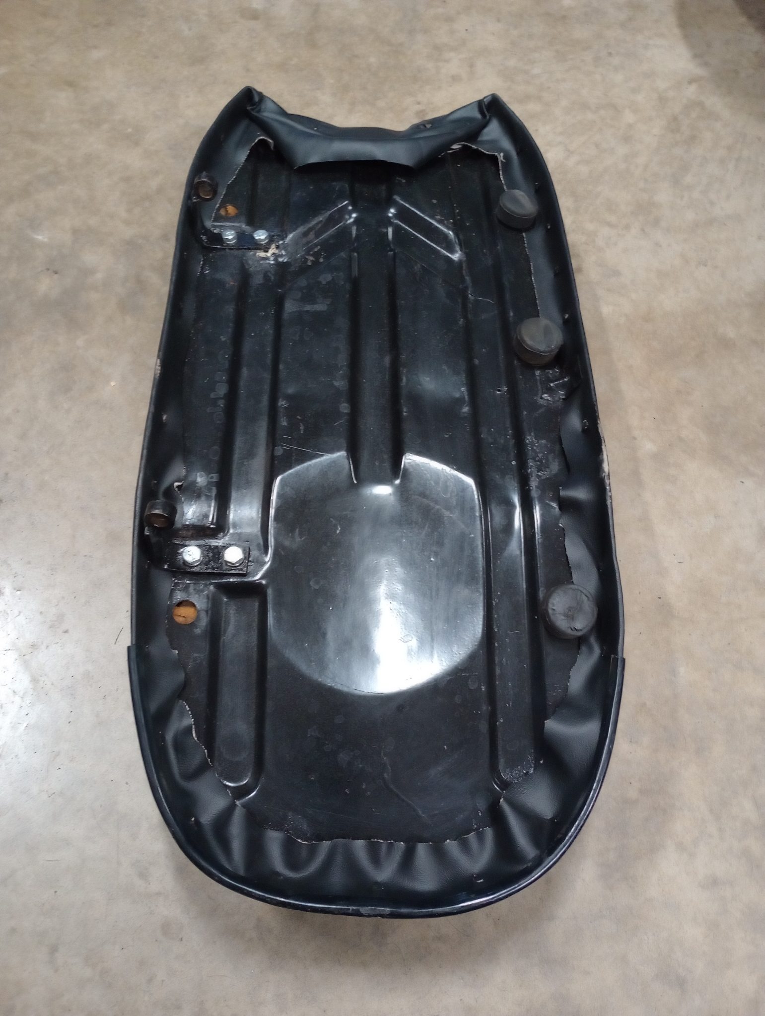 83-3634 WU Seat, Suitcase Latch, Wide Nose, Triumph 1971 - USED - Image 4