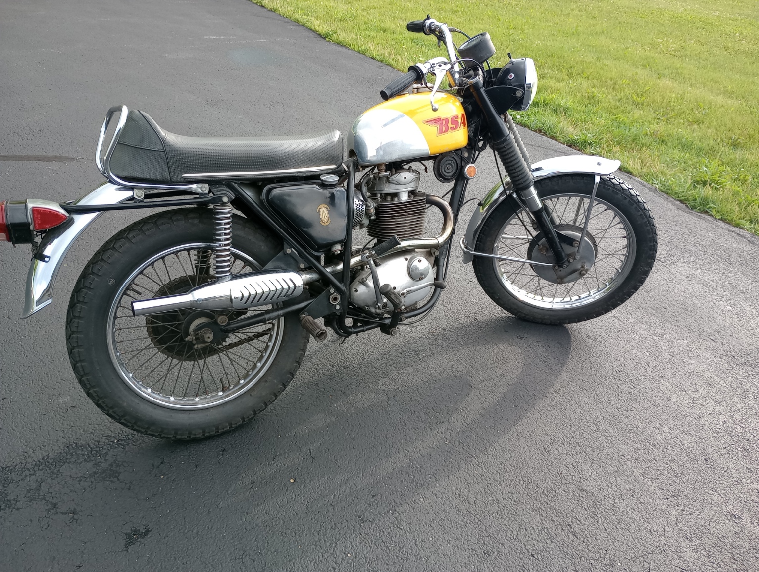 BSA B441 Victor (Yellow Tank)