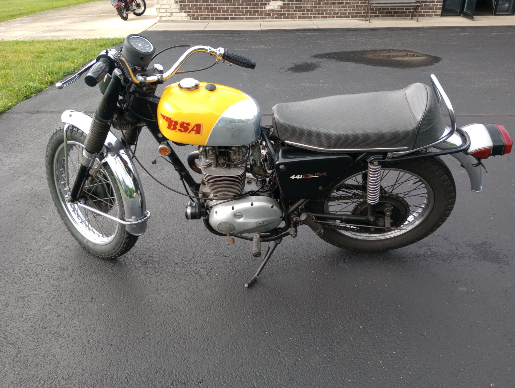 BSA B441 Victor (Yellow Tank)