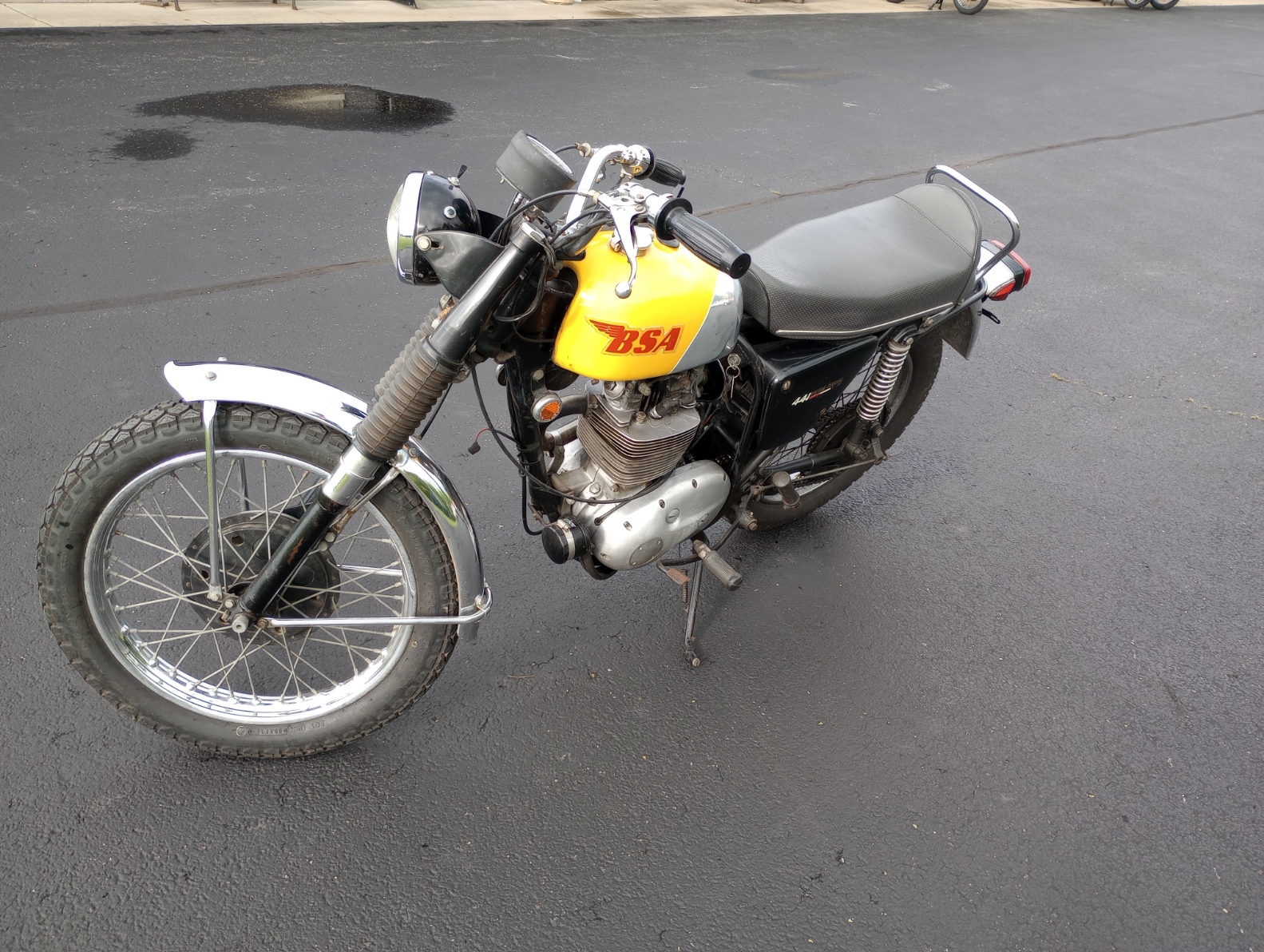BSA B441 Victor (Yellow Tank)