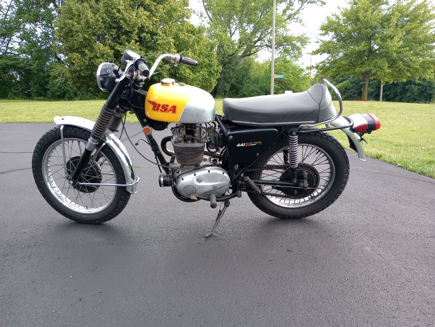 BSA B441 Victor (Yellow Tank)