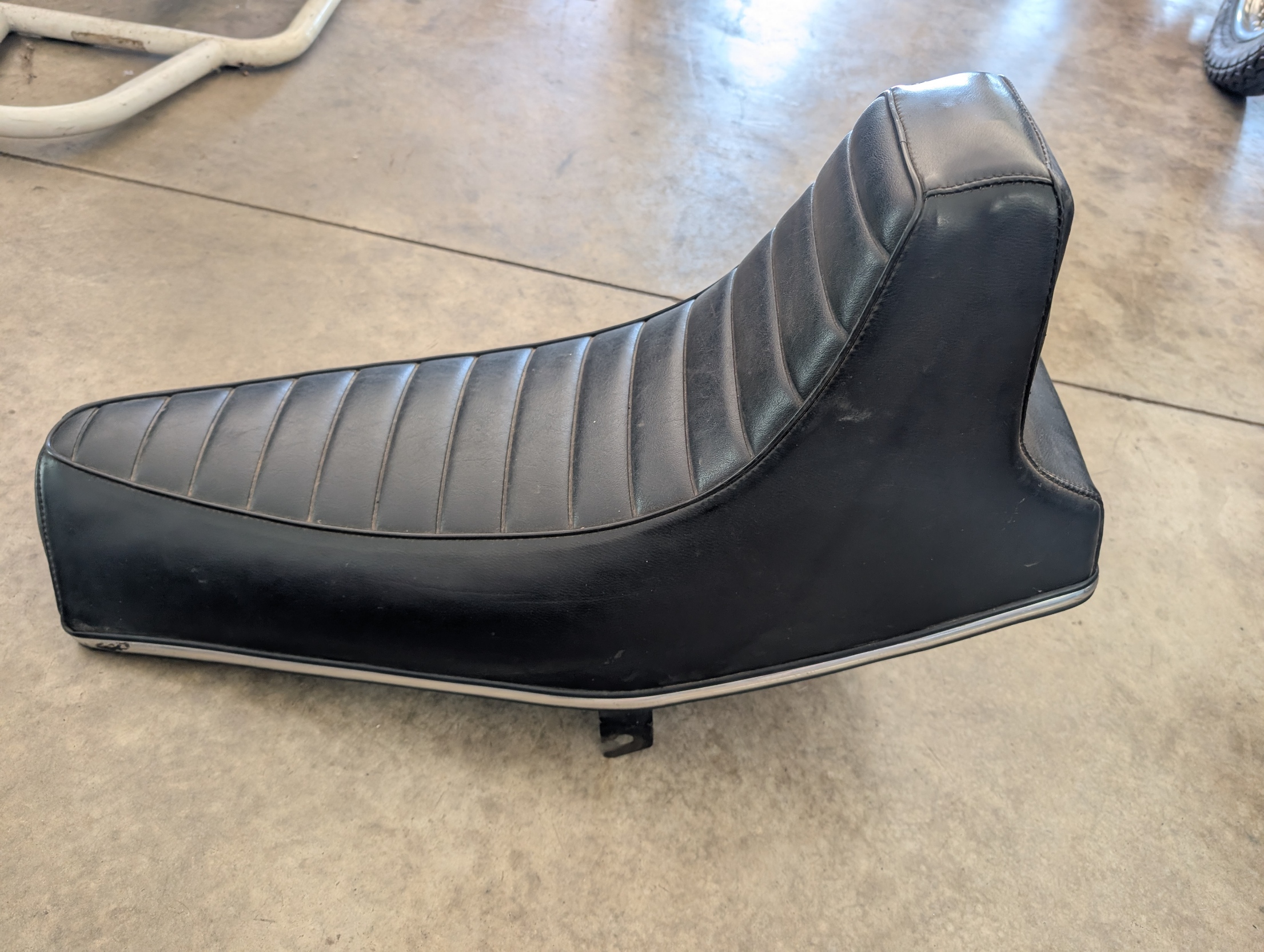 062390U Used Norton Commando Hi-Rider Seat #4